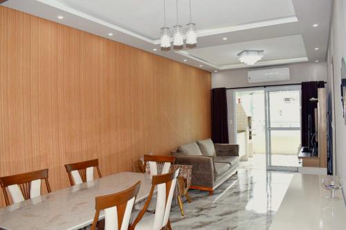 Guilhermina Apartamento | Apto Confortável e Reformado a 200m da Praia da Guilhermina - 2 Vagas, WiFi e Roupas de Cama Inclusas!