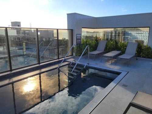 Bombas Apartamento | Apto novo 2 suítes, alto padrão, familiar, piscina aquecida no condomínio, 1 quadra mar