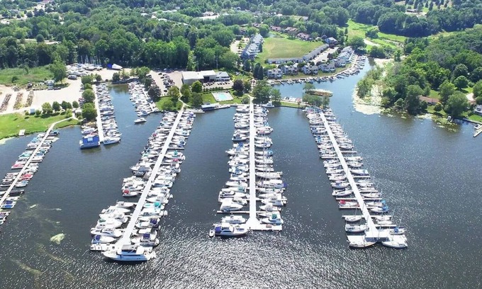 Douglas Alquiler De Eote | Aqua Vista- In the Heartbeat of Saugatuck