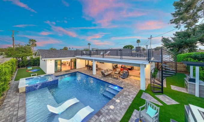 Scottsdale Country Acres Casa | Aquarium Floor, Pool & Jacuzzi - Walk to Old Town