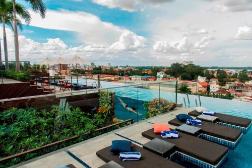 Daun Penh Hotel | Aquarius Hotel and Urban Resort