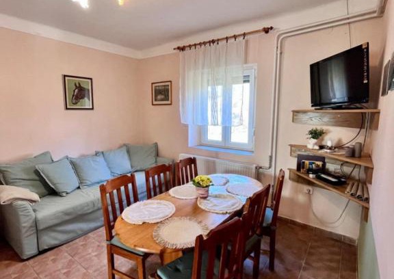 Csesznek Apartamento | Aranyos- patak vendégház