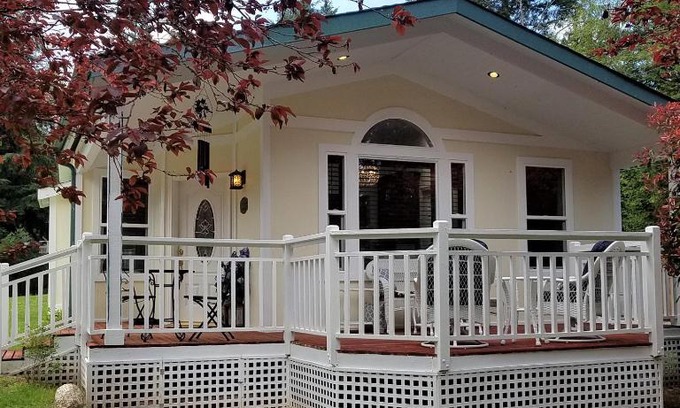Clinton Casa | Arbor Rouge Cottage