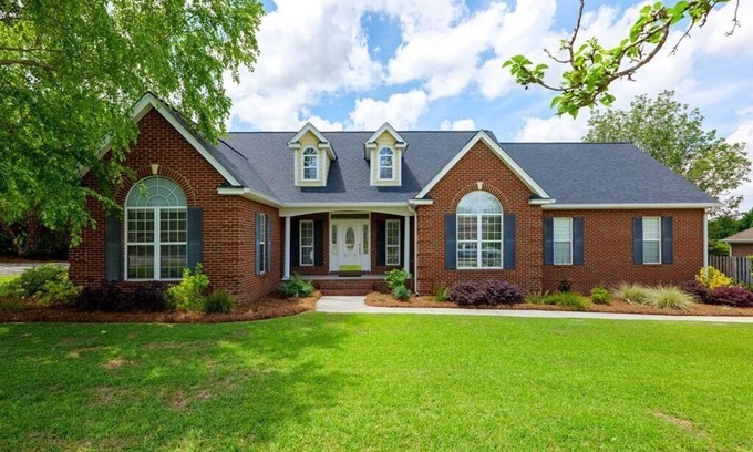 Valdosta Casa | Arbor Run Oasis: Southern Charm & Modern Elegance