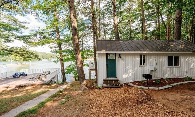 Mayfield Cabaña | Arbutus Lakeside Stay-Pontoon Rentals-Near TC!