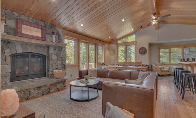 Country Club Estates Casa | Arcade, Foosball, Spa, Shuffleboard, Grill, Open Floor plan, 5mins to Heavenly - Timber Lodge