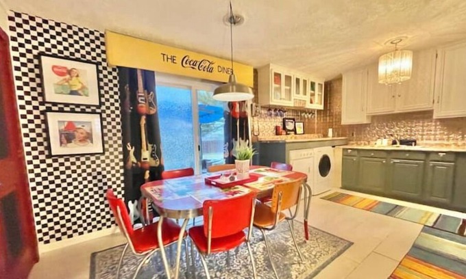 Normal Casa | Arcade House with cozy patio, grill, games, & FUN!