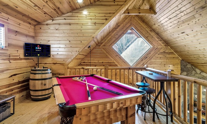 White Oak Lodge Cabina | Arcade, Pool Table, Hot Tub, WiFi, Wheelchair Accessible in Smoky Mountains