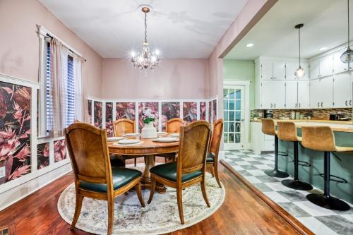 Live Oak Casa | Arcade - Summer Fun Near Starland, River St & DT