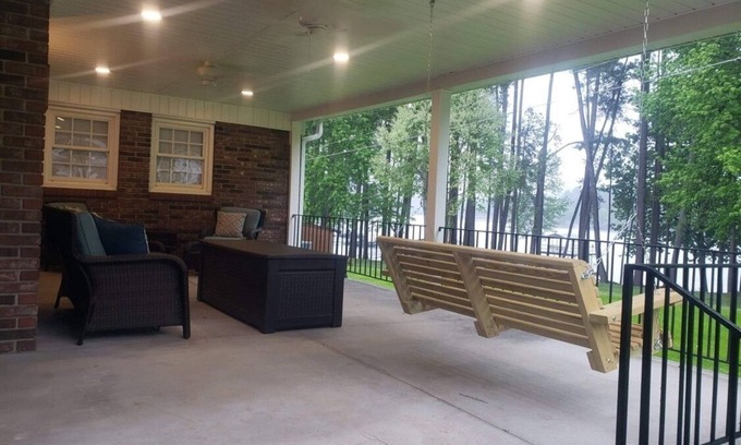 Northlake Casa | Arcadia Dr 3 King Beds Lakefront Escape