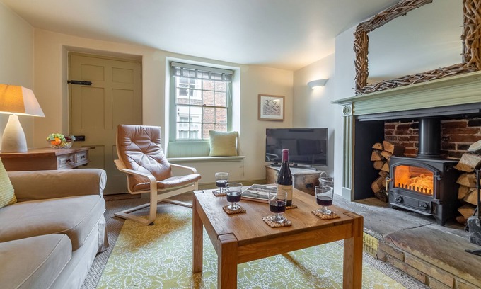 Burnham Market Cabaña | Una encantadora casa tradicional de ladrillo y pedernal de estilo georgiano con capacidad para 5 personas.