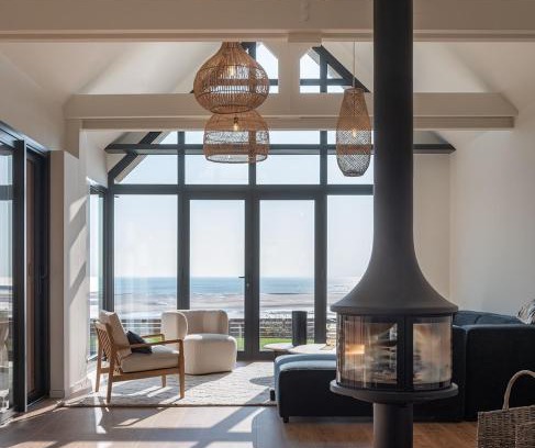 Barneville-Carteret Apartamento | Architect-designed villa with sea view