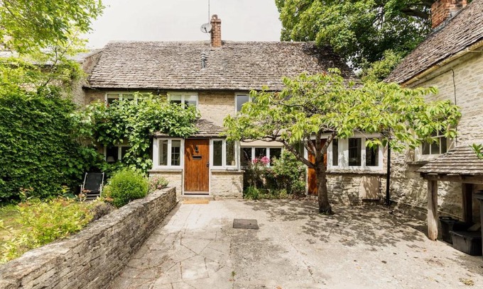 Quenington Casa | Architect Designed Cosy Cotswold Stone Cottage