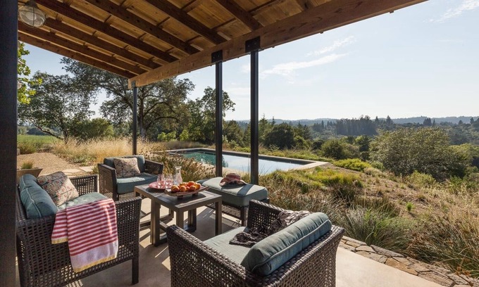 Forestville Casa | Arquitecto recientemente renovado, diseñado con vista al campo vinícola, casa con piscina y spa
