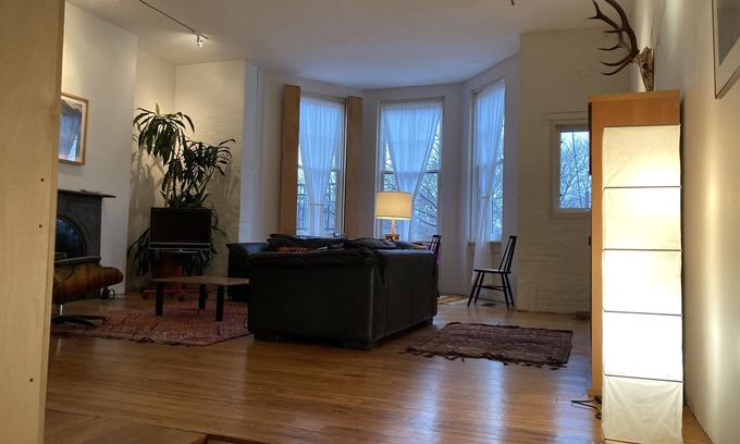 Bolton Hill Apartamento | Architect's Home - Historic w/ Contemporary Design