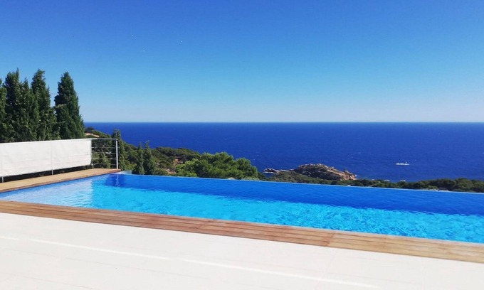 Tamariu Villa | Villa de arquitecto con piscina, magnífica vista de 360 ° al mar / montaña, WIFI