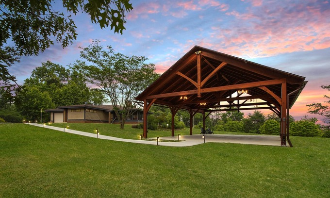 Warfordsburg Casa | Sideling Hills ~ Hot Tub ~ Sunroom ~ Deck ~ Sleeps 18