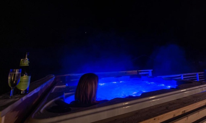 Tromvik Casa | Arctic Lodge Tromvik with jacuzzi