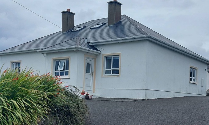 Bunbeg Casa | ARD AN PHÍOBAIRE, pet friendly in Derrybeg, County Donegal