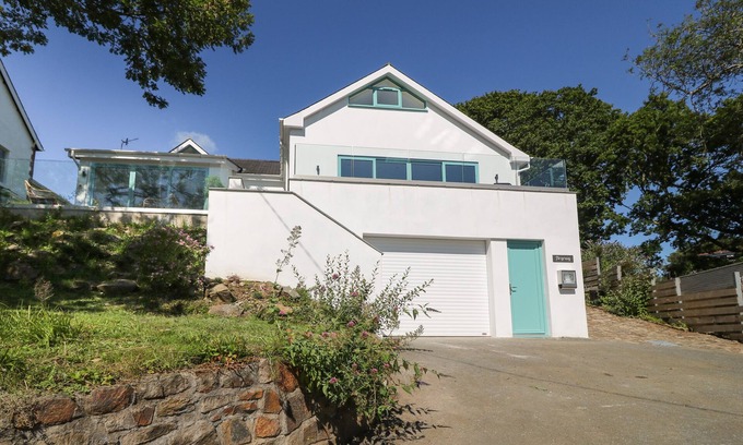 Llanbedrog Casa | ARGRAIG, pet friendly, luxury holiday cottage in Llanbedrog