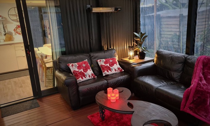 Pukehangi Casa | Arias Farmlet Tiny Home - quiet bungalow with breakfast, spa, animals to feed
