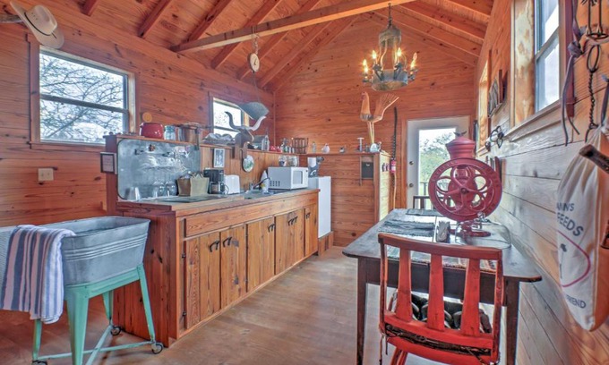 Fredericksburg Casa | Ark Bunkhouse Fredericksburg Hideaway with Hot Tub