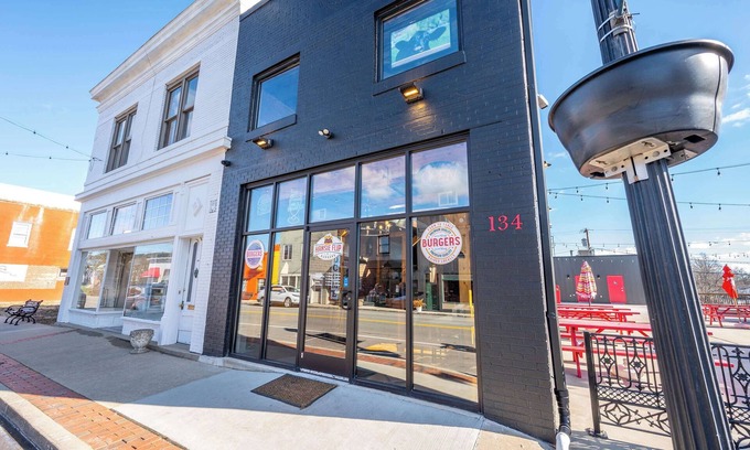 Williamstown Condominio | Arkstone Retreat 1 Chic Downtown Escape!