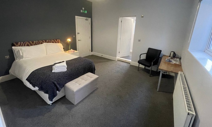 Basingstoke Casa | Arlan House, Superb Basingstoke Hotel - Room 06