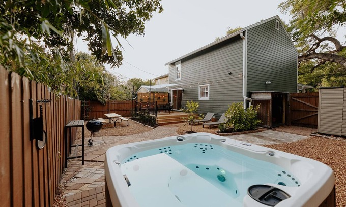 Arlington Park Casa | ARLI HAUS. Elevated Sarasota Vacation. Hot Tub, 4BR, 2 Kings, 5mi to the beach