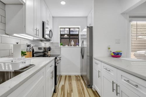 West Arlington Casa | Arlington Entertainment District Home Blue Door