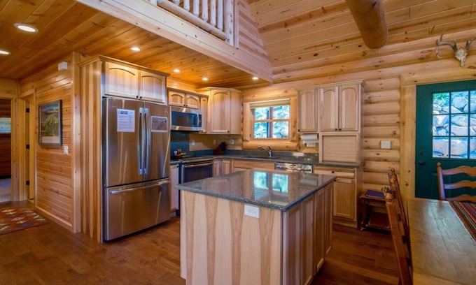 Windcliff Estates Casa | Armstrong Luxury Log Vacation At Windcliff 4 Bedroom Home by RedAwning