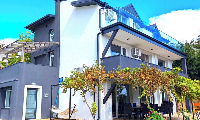 Balchik Villa | Arode Villa Dionysus - Family Villa with fantastic pool and sea views!