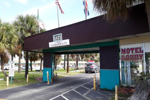 Edgewood Hotel | Arrow Motel by OYO Near Downtown