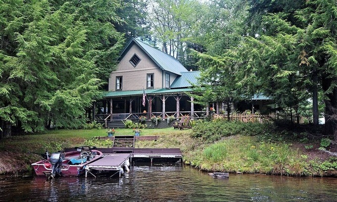 Inlet Casa | Arrowhead Camp. Bienvenido a un nuevo alquiler de campamento ubicado en Inlet NY