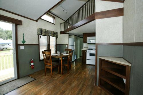 Marquette County Complejo | Arrowhead Camping Resort Cottage 11