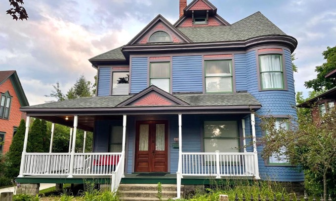 West Washington Casa | Art and Lodging