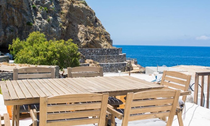 Mandraki Casa | Art curators traditional home next to the sea