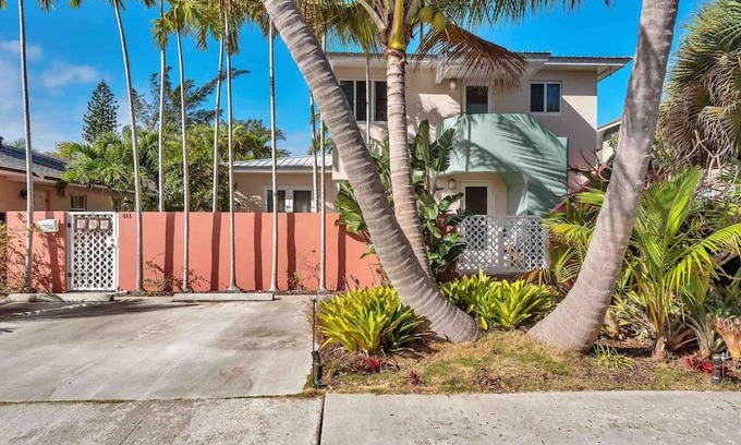 Lake Worth Apartamento | Art Deco Apt w Pool One Mile to Beach Pets Welcome