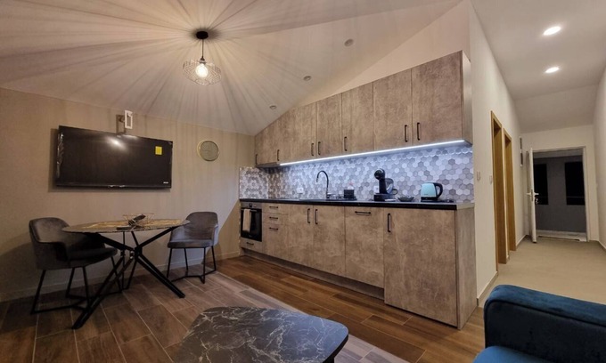 Golubovci Apartamento | Art deco-inspired apartment in a quiet area near the Airport