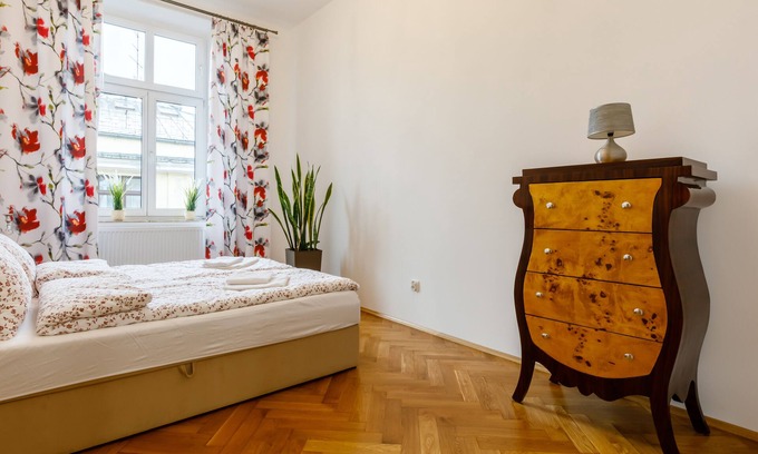 Stare Miasto Apartamento | Amplio apartamento Art Deco de una habitación con vistas a la ciudad.