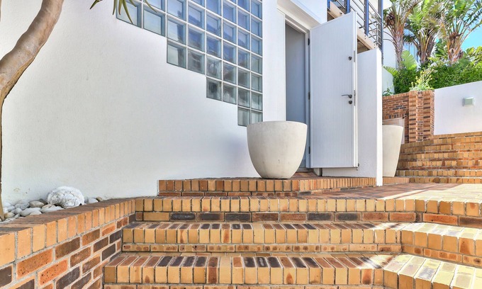 Bantry Bay Casa | Art Deco Style Townhouse Across From Saunders Beach