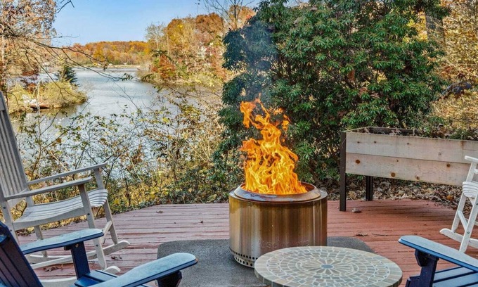 Kabletown Cabaña | Art Docko - Lakefront Artist Retreat w/ Hot Tub!