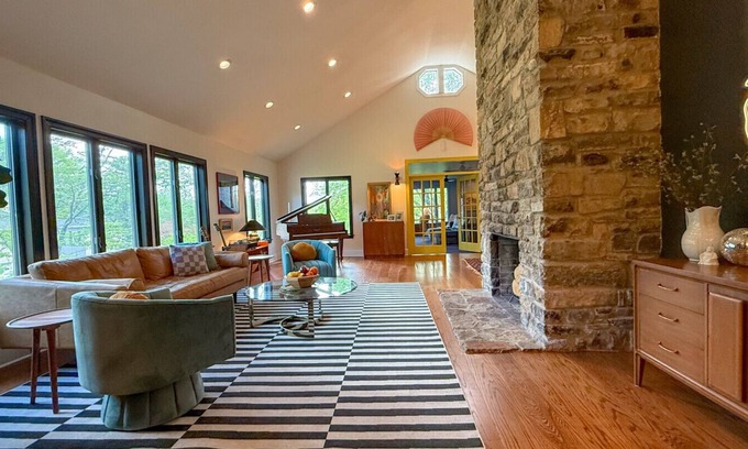 Lexington Casa | Art-forward Downtown Lexington Home