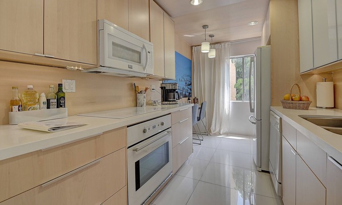 Downtown Condominio | Art-infused Centrally Located Modern Apartment