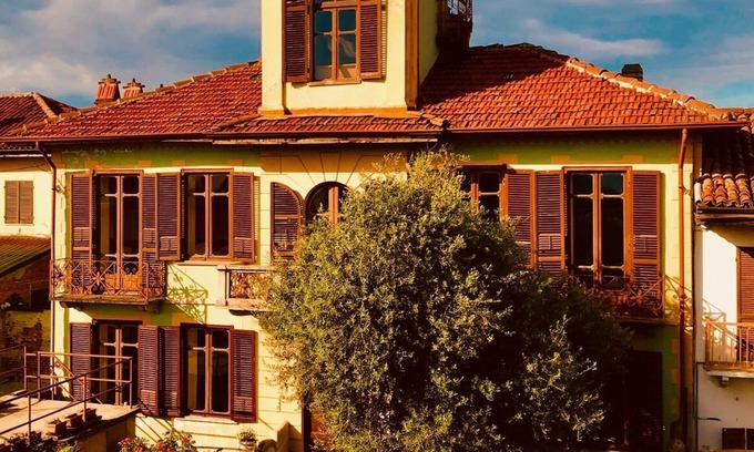 Passerano Marmorito Villa | Villa en Piamonte con torre y hermosas vistas del Montferrat y los Alpes.