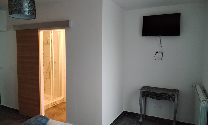 Saints Apartamento | ART on the ground floor and terrace