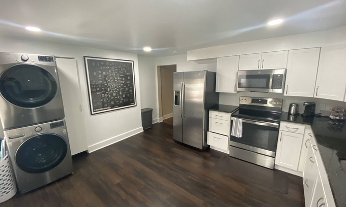 Windsor Park Casa | Art | Stainless | Hardwood | Granite | Walkable