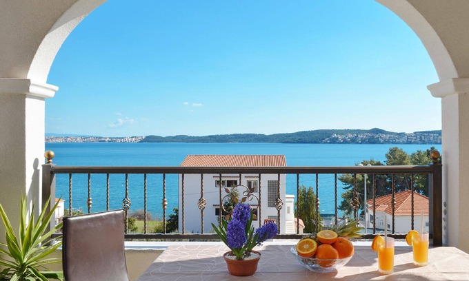 Seget Donji Apartamento | ARTE, espacioso apartamento con vista al mar, 4 + 1 personas, a 80m de la playa de guijarros