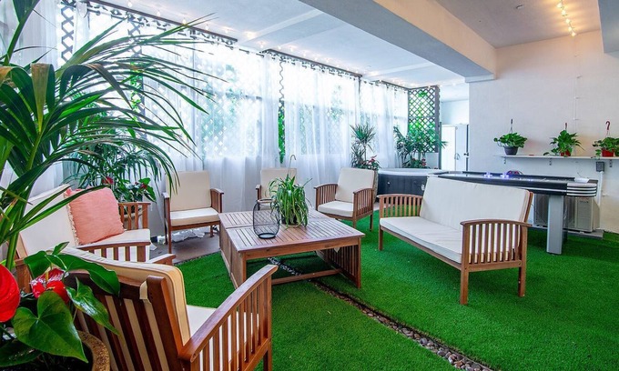 Pico - Robertson Apartamento | Artfully arranged, open and inviting 2 bedroom suite with a private yard.