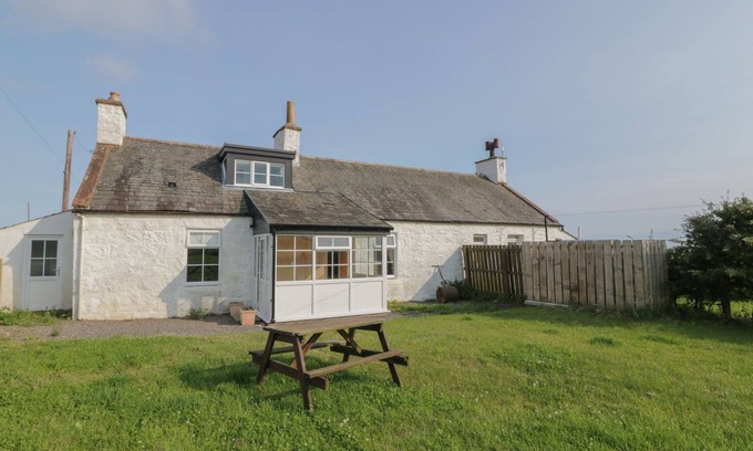 Bankend Cabaña | ARTHUR'S COTTAGE, pet friendly, with a garden in Southerness